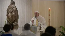 El Papa Francisco durante la Misa en Casa Santa Marta. Foto: Vatican Media