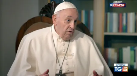 En entrevista el Papa reitera que el aborto es como un sicario que mata la vida humana
