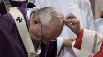 El Papa Francisco recibe la ceniza en una imagen de archivo. Foto: Vatican Media