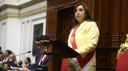Jura nueva presidente del Perú tras "autogolpe" de Pedro Castillo