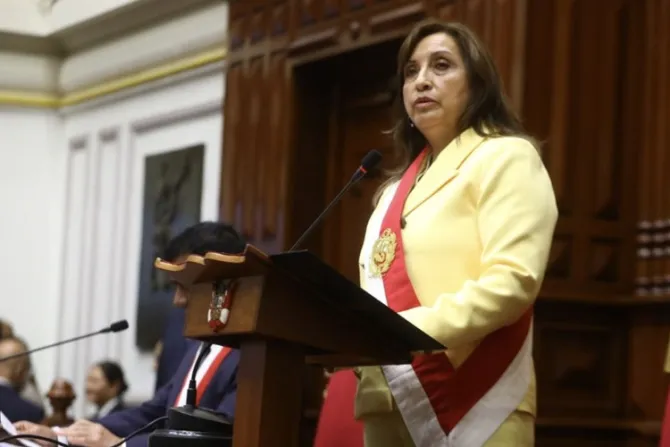 Jura nueva presidente del Perú tras "autogolpe" de Pedro Castillo