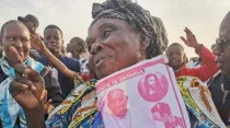 Mujer africana espera la llegada del Papa Francisco. Crédito: Gianluca Teseo/EWTN