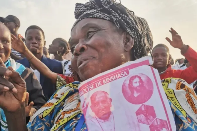 El Papa Francisco celebra su primera Misa en África ante un millón de fieles