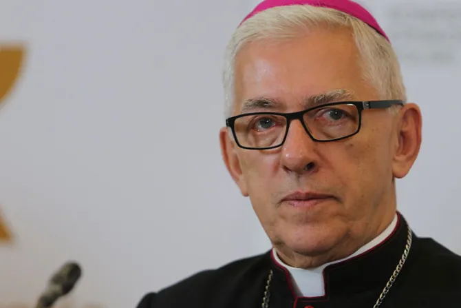 Arzobispo renuncia a sus cargos tras ser investigado por negligencia en casos de abuso