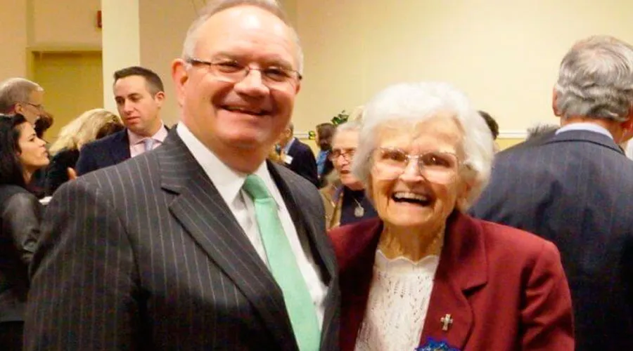 La hermana Mary Neil Corcoran con el director de Catholic Charities de Baltimore en la celebración de los 50 años del Esperanza Centre en 2013; Foto: Catholic Charities?w=200&h=150