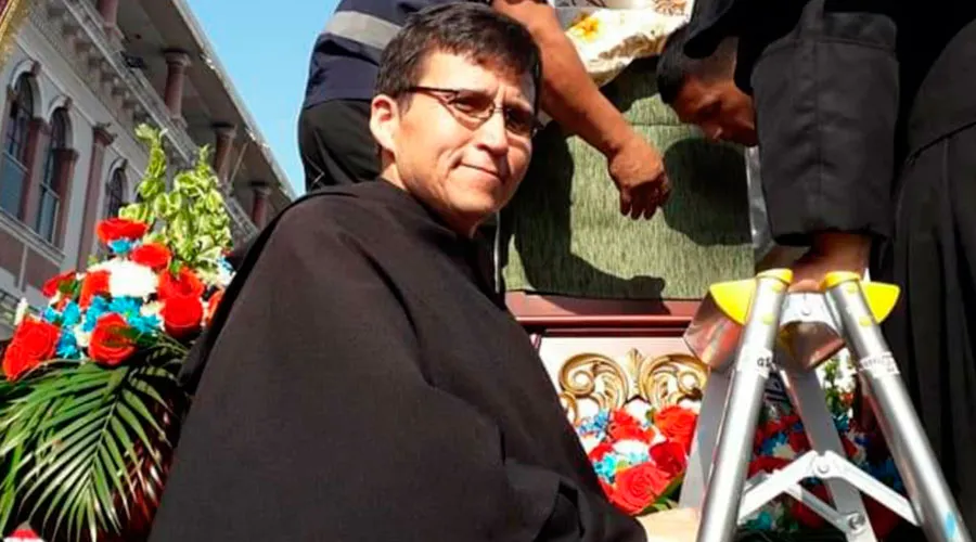 Premian a sacerdote como “héroe urbano” por alimentar a cientos de necesitados cada día