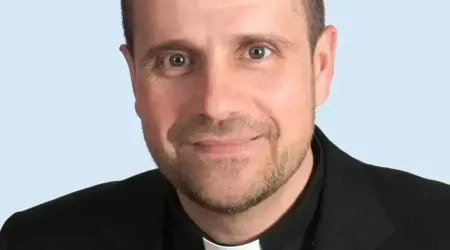 Papa Francisco aceptó renuncia de este joven Obispo "por motivos personales"