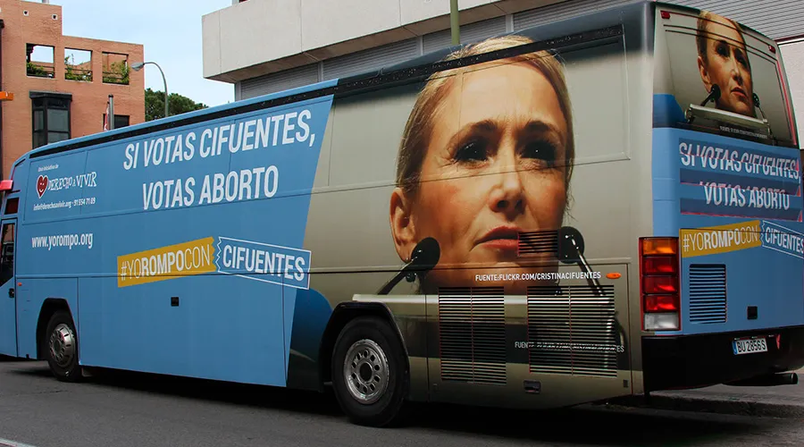 Autobús de campaña #YoRompoConCifuentes. Foto: Flickr HazteOir.org (CC-BY-SA-2.0)?w=200&h=150