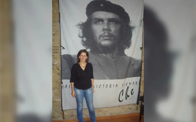 Yolanda Díaz con imagen del Che Guevara detrás. Foto: Facebook de Yolanda Díaz