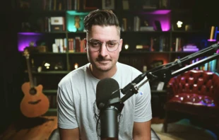 Cameron Bertuzzi en el video de su canal u201cCapturing Christianityu201d en el que anuncia su conversiu00f3n a la fe catu00f3lica. Cru00e9dito: Captura de YouTube / u201cCapturing Christianityu201d. 