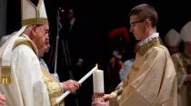 Zane sostiene el cirio pascual mientras el Papa Francisco lo enciende, en la Vigilia Pascual del Sábado Santo 2023 en el Vaticano. Crédito: Zane Langenbrunner via CNA