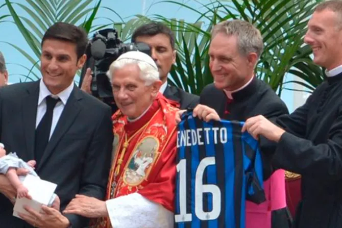 Futbolista Javier Zanetti regala camiseta del inter a Benedicto XVI
