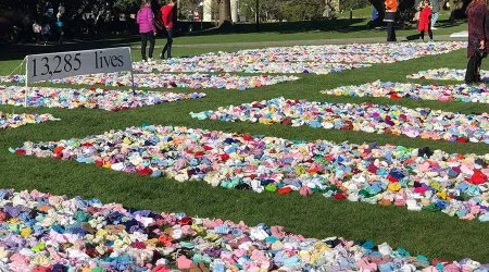 Colocan frente a Congreso miles de zapatitos por cada bebé abortado en Nueva Zelanda