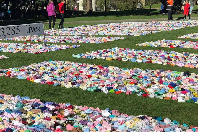 Colocan frente a Congreso miles de zapatitos por cada bebé abortado en Nueva Zelanda