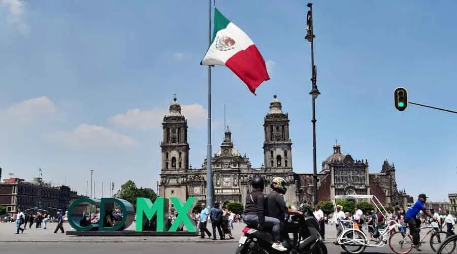 Plaza de la Constitución en Ciudad de México y, al fondo, la Catedral Metropolitana de México. Crédito: David Ramos / ACI Prensa.?w=200&h=150