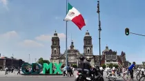 Plaza de la Constitución en Ciudad de México y, al fondo, la Catedral Metropolitana de México. Crédito: David Ramos / ACI Prensa.