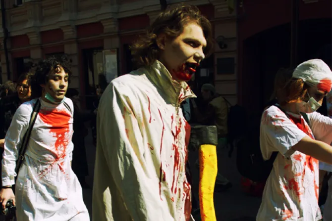 Con películas de “zombies” sociedad enferma da rienda suelta a impulsos sádicos, alerta exorcista Fortea