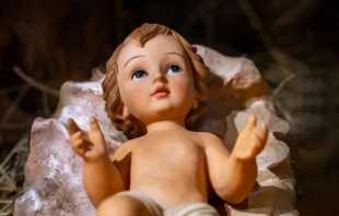 Divino Niño Jesús en el pesebre Crédito: valiantsin suprunovich - Shutterstock