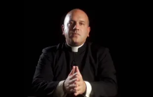 El sacerdote Matthieu Raffray recuerda que el sexo homosexual es pecado. Crédito: @AbbeRaffray en X.