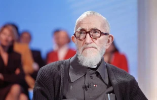 El sacerdote católico francés Abbé Pierre aparece en el programa de televisión "La Marche du Siecle" en París el 19 de diciembre de 1988. Crédito: GEORGES BENDRIHEM/AFP vía Getty Images.