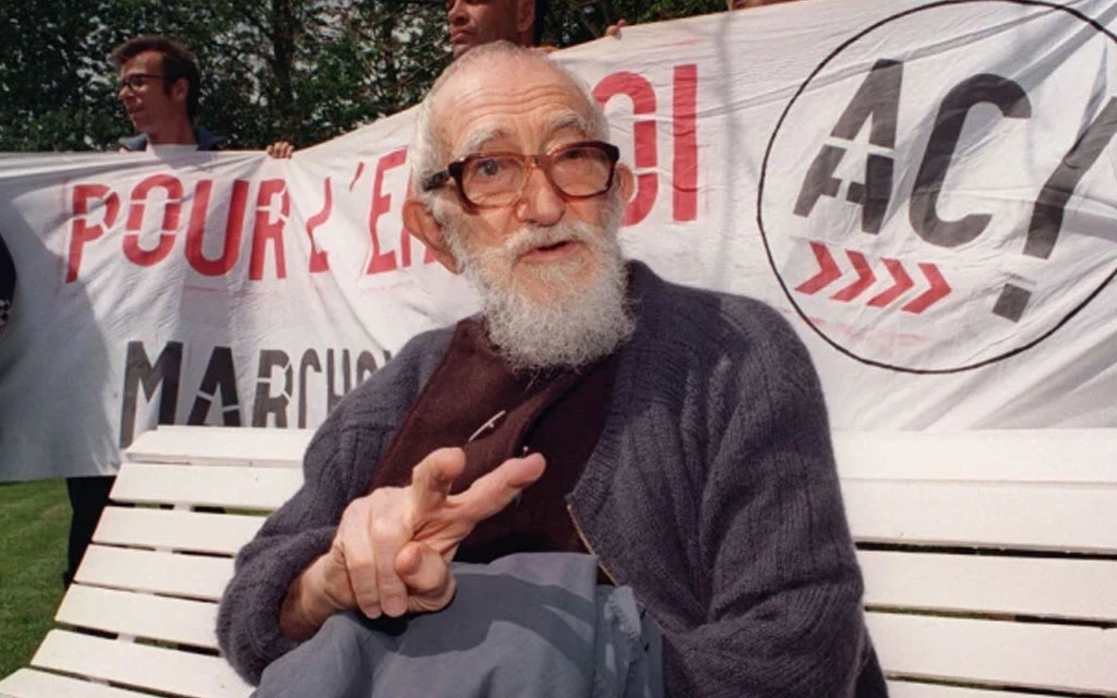 El sacerdote católico francés Abbé Pierre participa en una manifestación el 6 de mayo de 1994.?w=200&h=150