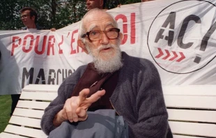 El sacerdote católico francés Abbé Pierre participa en una manifestación el 6 de mayo de 1994. Crédito: JOEL SAGET/AFP vía Getty Images.
