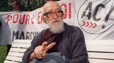 El sacerdote católico francés Abbé Pierre participa en una manifestación el 6 de mayo de 1994.