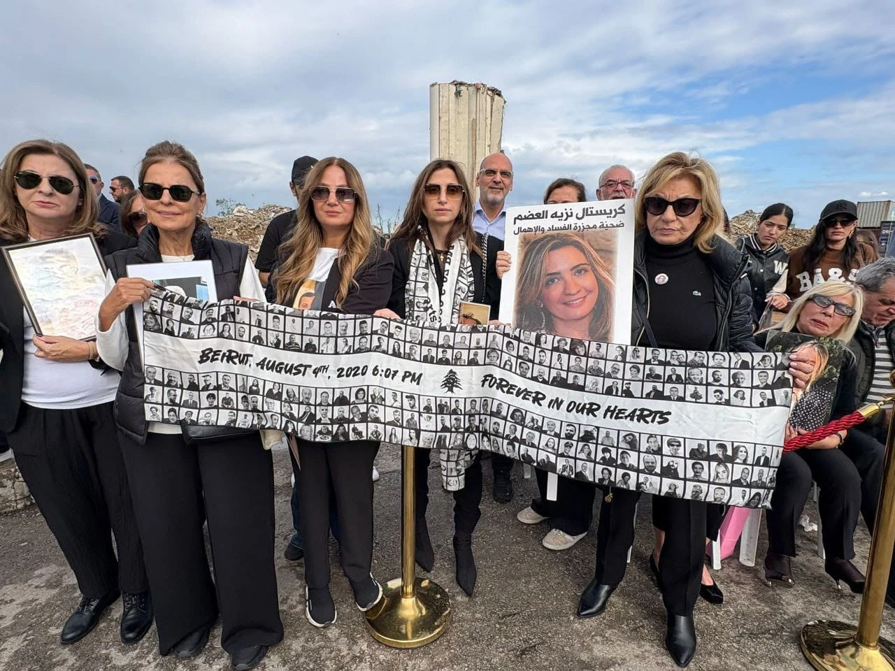 Nada Abselader, sostiene en sus manos una bufanda con los nombres de todas las víctimas. Crédito: AIGAV