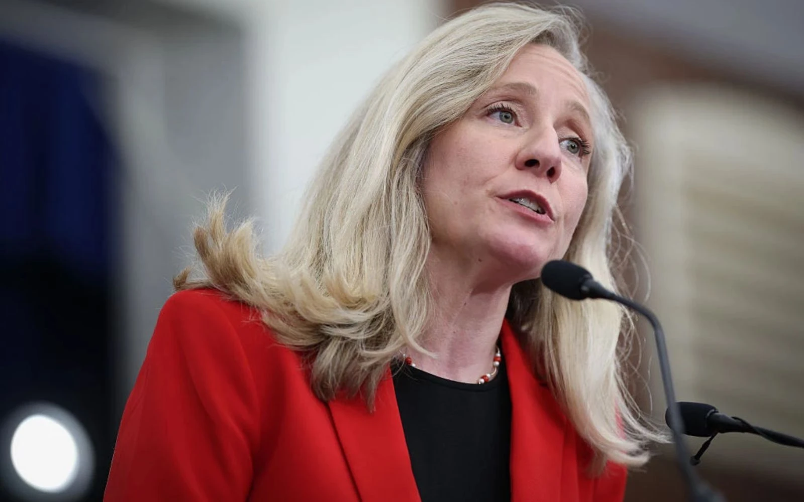 La exrepresentante Abigail Spanberger, candidata demócrata a gobernadora de Virginia, habla durante una manifestación de Everytown for Gun Safety el 10 de abril de 2025 en Alexandria, Virginia (Estados Unidos).?w=200&h=150