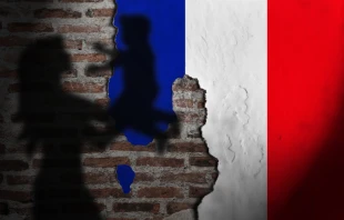 Sacerdotes critican que el aborto sea ahora un derecho en la Constitución de Francia. Crédito: Shutterstock