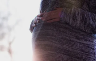 Imagen referencial de una mujer embarazada Crédito: freestocks / Unsplash.