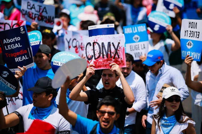 Miles marchan por la vida en México