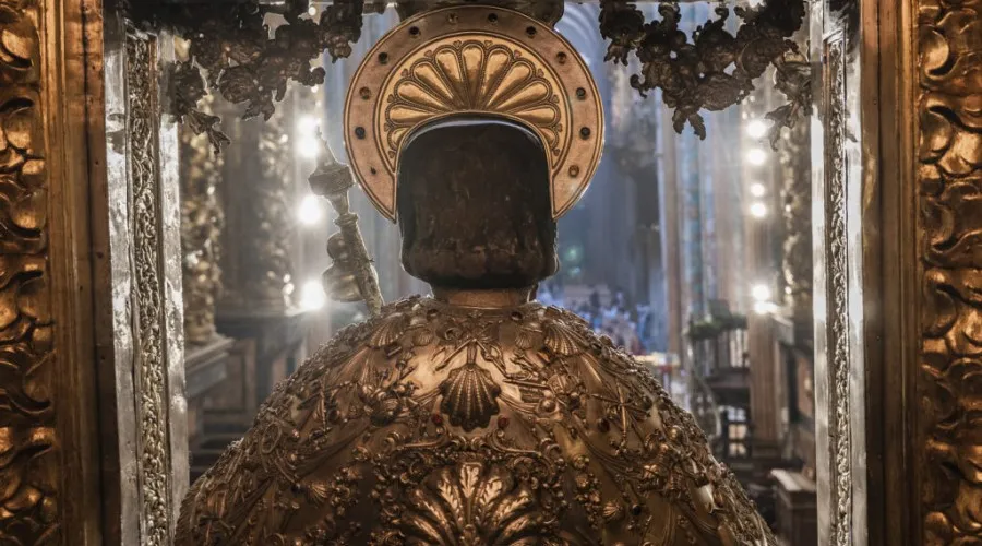 Parte posterior de la imagen del Apóstol Santiago que abrazan los peregrinos. Crédito: Catedral de Santiago de Compostela?w=200&h=150