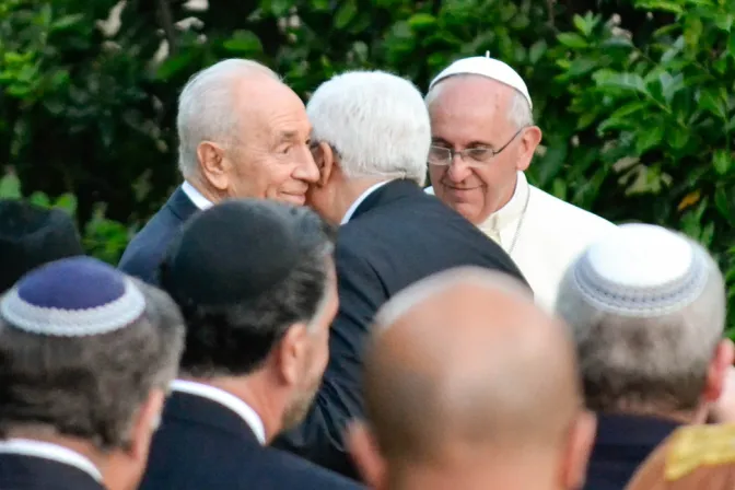 Presidentes de Israel y Palestina se unen en histórico abrazo de paz ante el Papa Francisco