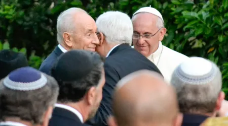 Presidentes de Israel y Palestina se unen en histórico abrazo de paz ante el Papa Francisco
