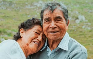 Una pareja de ancianos. Crédito: Diego Montalvan / Unsplash.