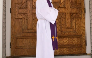 Imagen referencial de un sacerdote católico. Crédito: Davesangster / Canva