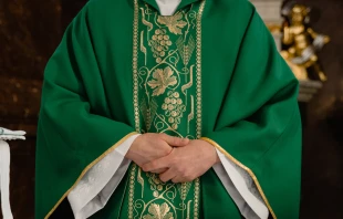 Imagen referencial de un sacerdote. Crédito: Mart Production / Canva