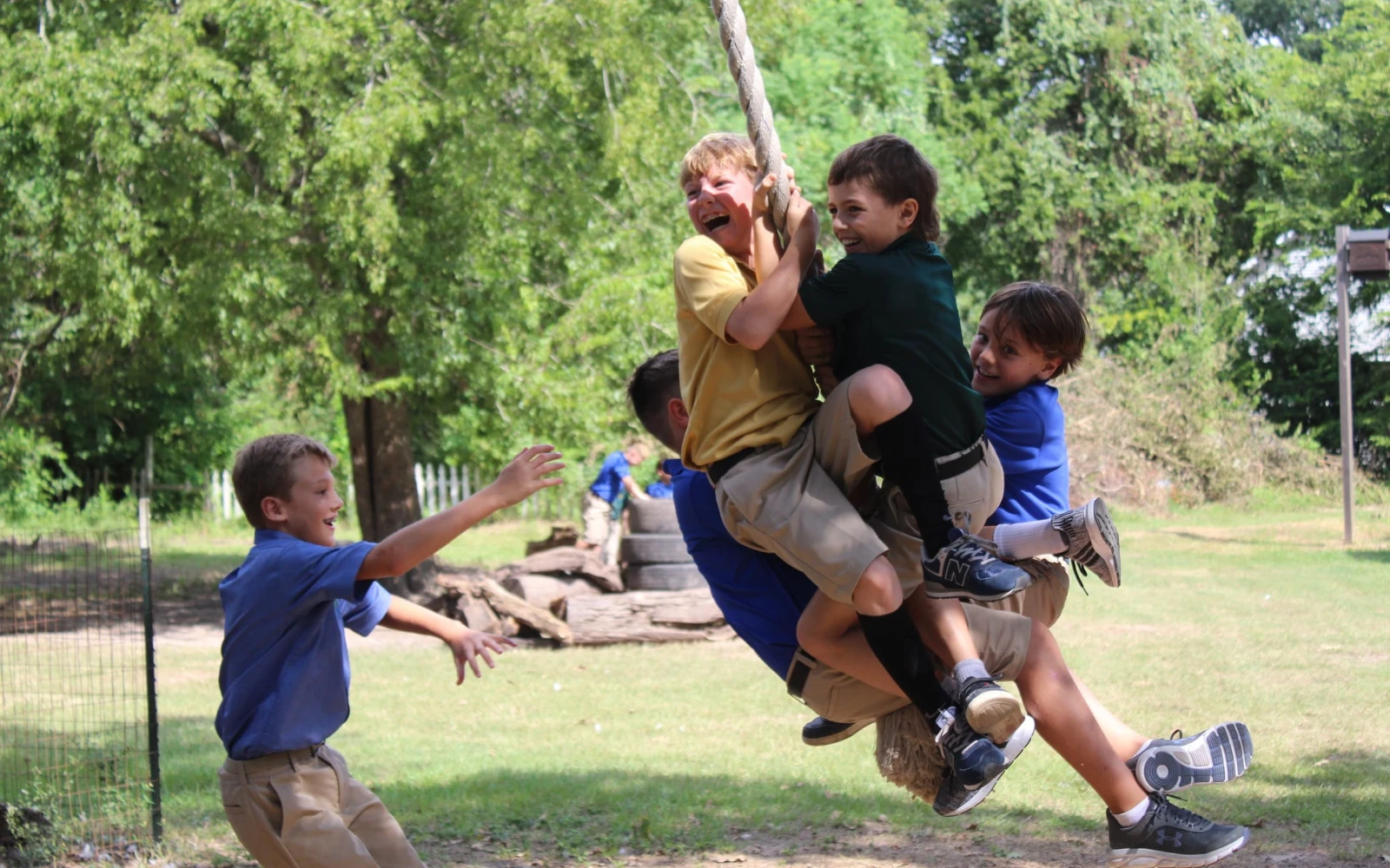 Niños juegan con un columpio durante el recreo.?w=200&h=150