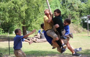 Niños juegan con un columpio durante el recreo. Crédito: Western Academy