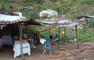 Familia afectada por el huracán Otis. Crédito: Cáritas de Acapulco