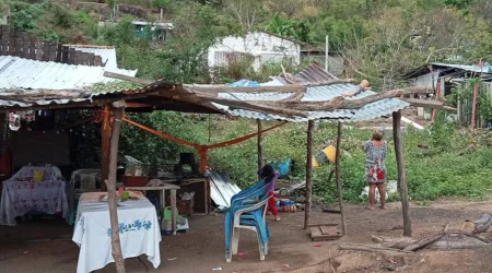 Familia afectada por el huracán Otis en Acapulco