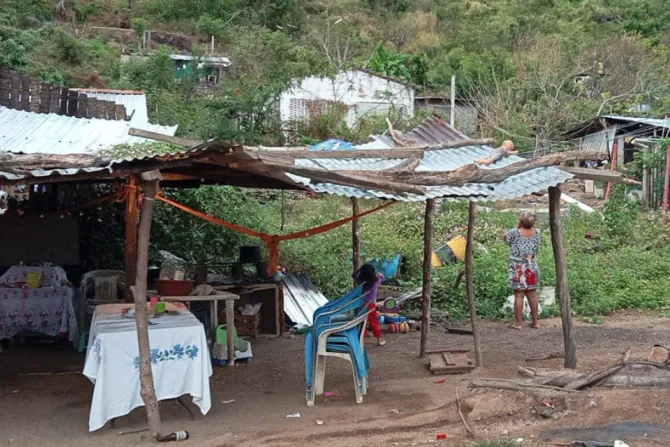 Familia afectada por el huracán Otis en Acapulco