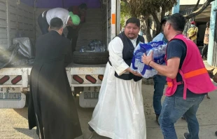 Sacerdotes ayudan a repartir víveres a los afectados por el huracán Otis Crédito: Ayuda a la Iglesia Necesitada