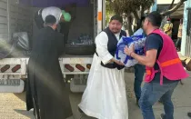 Sacerdotes ayudan a repartir víveres a los afectados por el huracán Otis