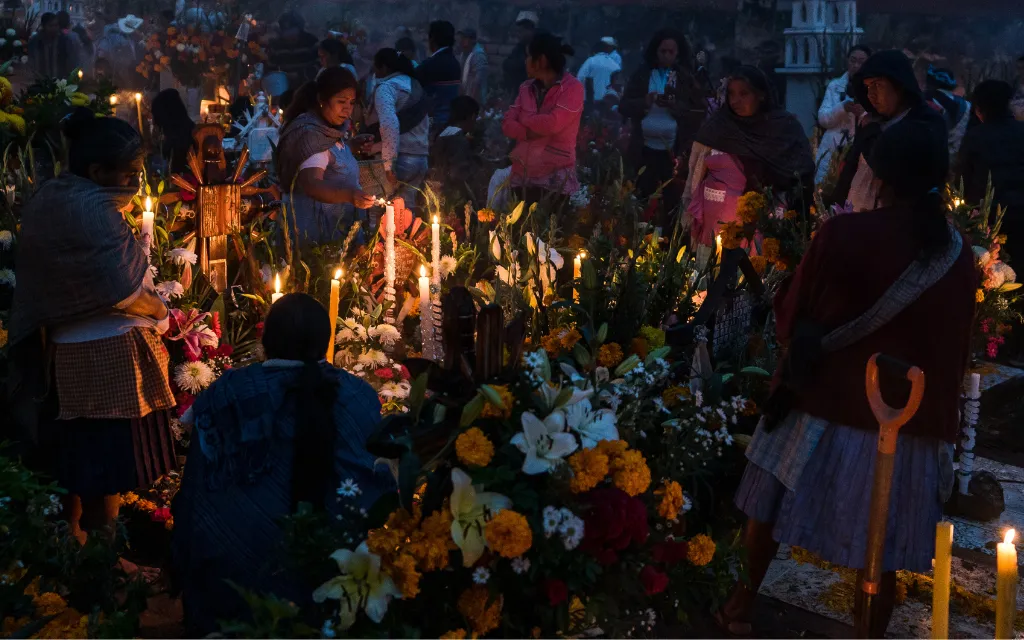Celebración del Día de Muertos en panteón mexicano?w=200&h=150