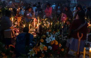Celebración del Día de Muertos en panteón mexicano Pablo Ignacio Osorio Torres/ CC BY-SA 4.0 DEED vía Wikicommons