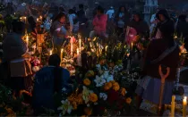 Celebración del Día de Muertos en panteón mexicano