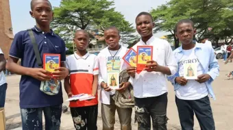 Día del Libro 2024: Piden ayuda para donar biblias a niños pobres en los lugares más "hostiles del mundo".
