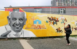 Un mural de bienvenida al Papa Francisco en Mongolia Crédito: ACN